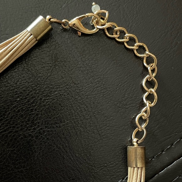 Women’s Faux Alabaster Necklace - Picture 6 of 9